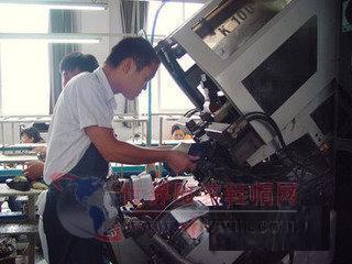 桐鄉市制鞋企業考察百麗、達芙妮生產工廠-世界服裝鞋帽網-行業門戶.全國十佳電子商業行業門戶網站